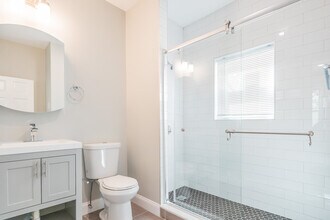 16 Rossmore Rd, Unit A in Boston, MA - Foto de edificio - Building Photo