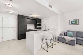 1 Collins Ave in Miami Beach, FL - Building Photo - Building Photo