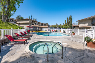 Woodglen Apartment Homes in West Covina, CA - Foto de edificio - Building Photo