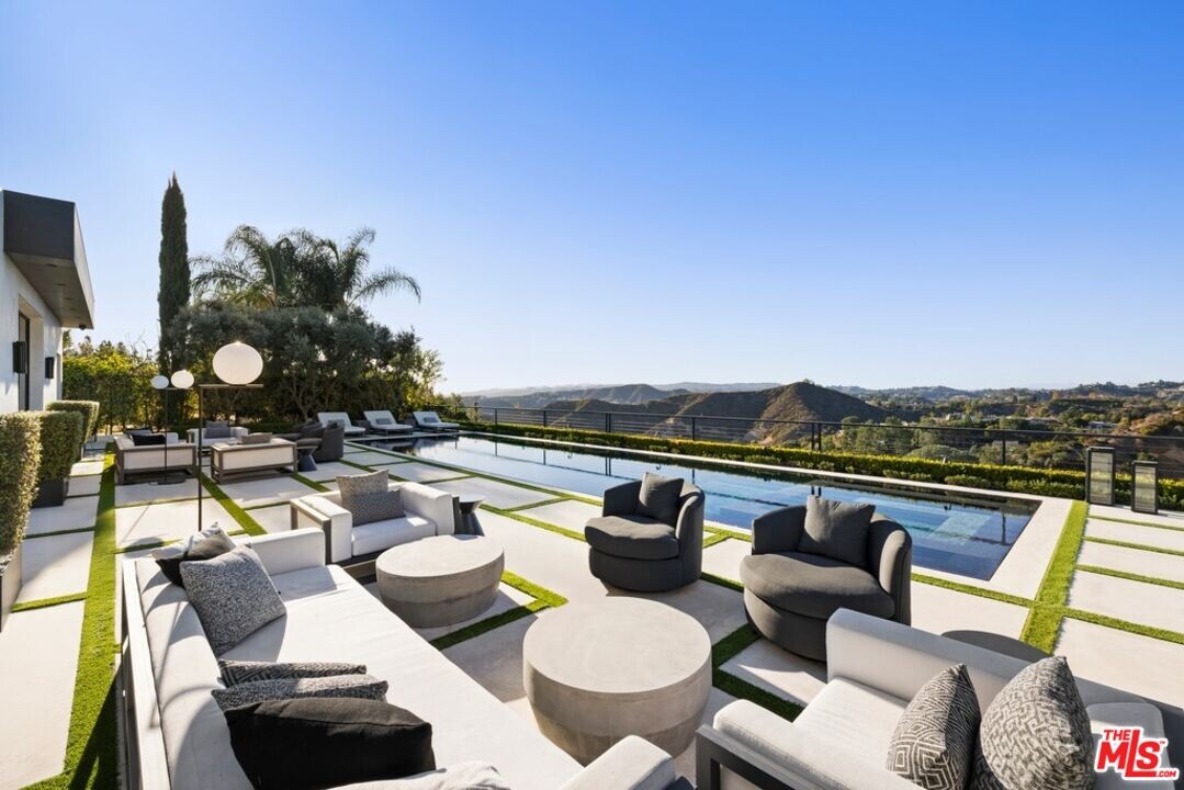 565 Evelyn Pl in Beverly Hills, CA - Building Photo