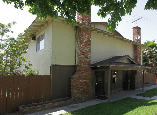 3081 Canyon Crest Dr in Riverside, CA - Building Photo - Building Photo