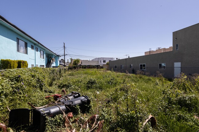 1222 N Beachwood Dr in Los Angeles, CA - Foto de edificio - Building Photo