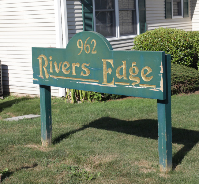 Rivers Edge Apartments in Plantsville, CT - Building Photo - Building Photo