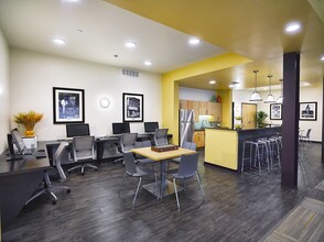 Cornerstone Village Apartments in Pittsburgh, PA - Foto de edificio - Building Photo