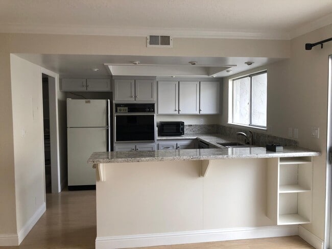 2400 Lincoln Village Dr in San Jose, CA - Foto de edificio - Building Photo