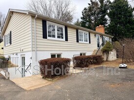 816 Utterback Store Rd in Great Falls, VA - Building Photo