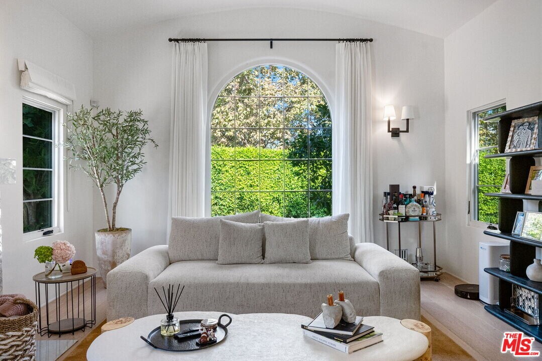 441 Flores St in Los Angeles, CA - Building Photo