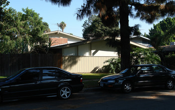 723 W Provential Dr in Anaheim, CA - Foto de edificio - Building Photo