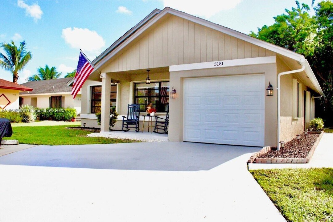 5181 Kim Ct in West Palm Beach, FL - Building Photo