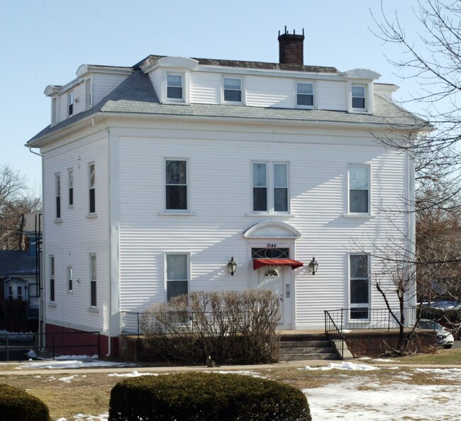 1634-1644 Broad St in Cranston, RI - Foto de edificio - Building Photo