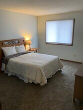 2537 Brookdale Ln in Brooklyn Park, MN - Foto de edificio - Building Photo