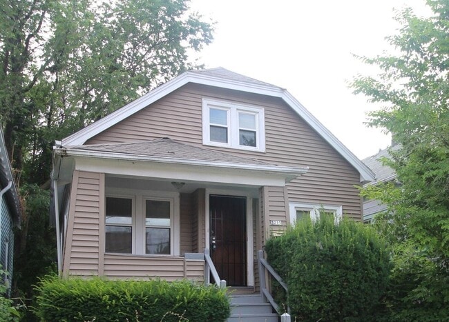 3215 W Auer Ave in Milwaukee, WI - Foto de edificio - Building Photo