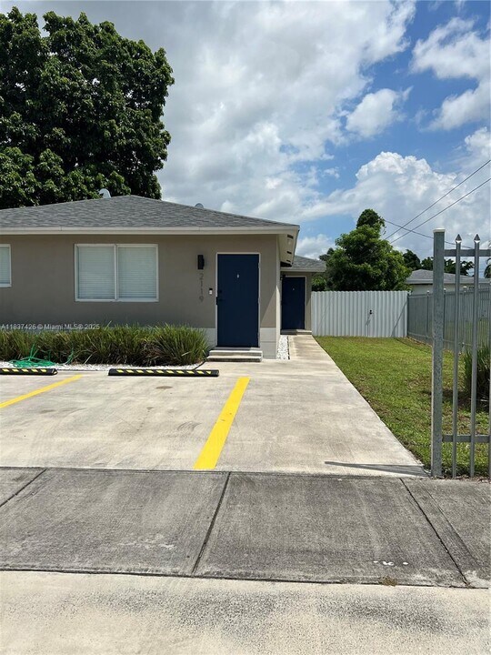 2119 NW 43rd St in Miami, FL - Building Photo