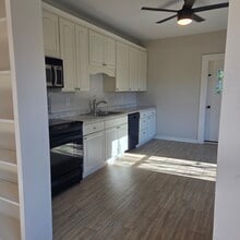 454 W Wisconsin Ave, Unit 2 in Oconomowoc, WI - Building Photo - Building Photo