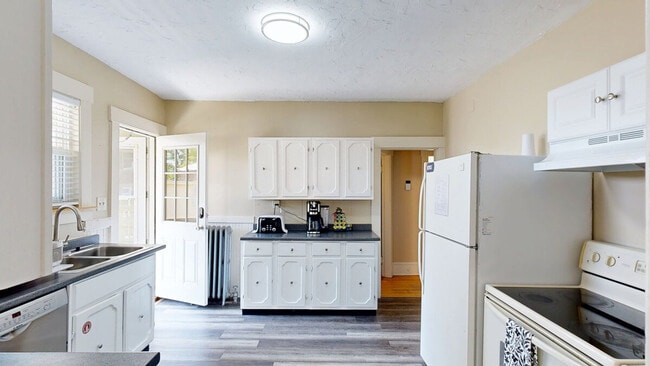 128 1/2 Elm St, Unit ID1380181P in Southbridge, MA - Building Photo - Building Photo