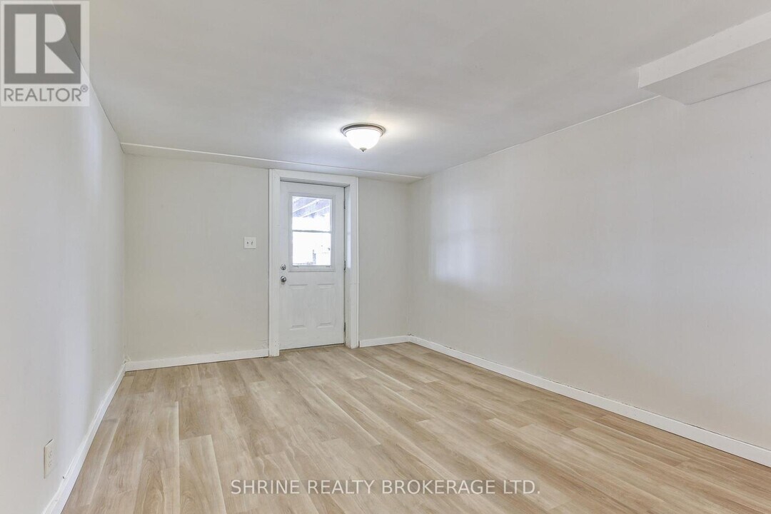 13-13 Sterling St in London, ON - Building Photo
