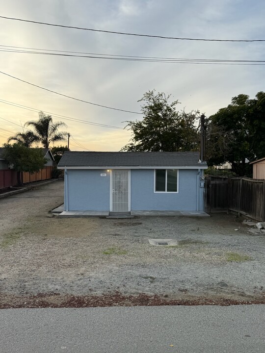 370 Bridgevale Rd in Hollister, CA - Foto de edificio