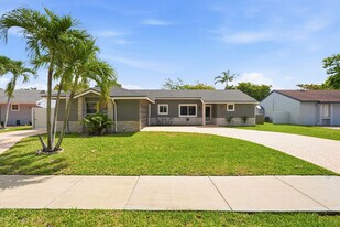 19655 NW 62nd Ct in Hialeah, FL - Building Photo