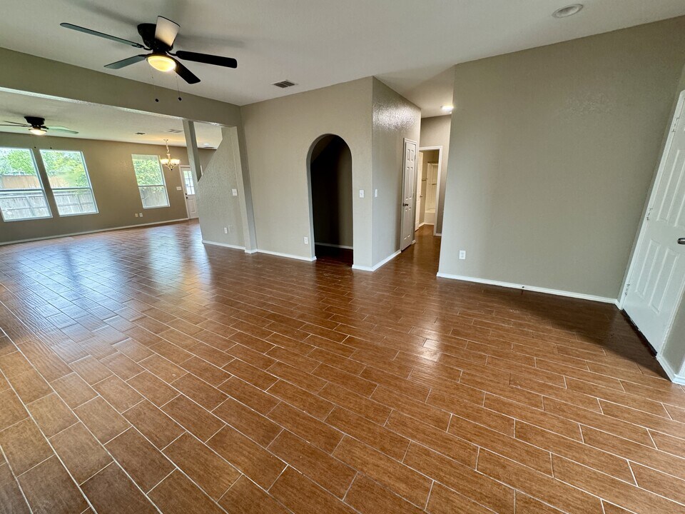 27327 Lasso Bend in San Antonio, TX - Building Photo