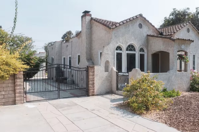 214 W Elmwood Ave in Burbank, CA - Foto de edificio - Building Photo