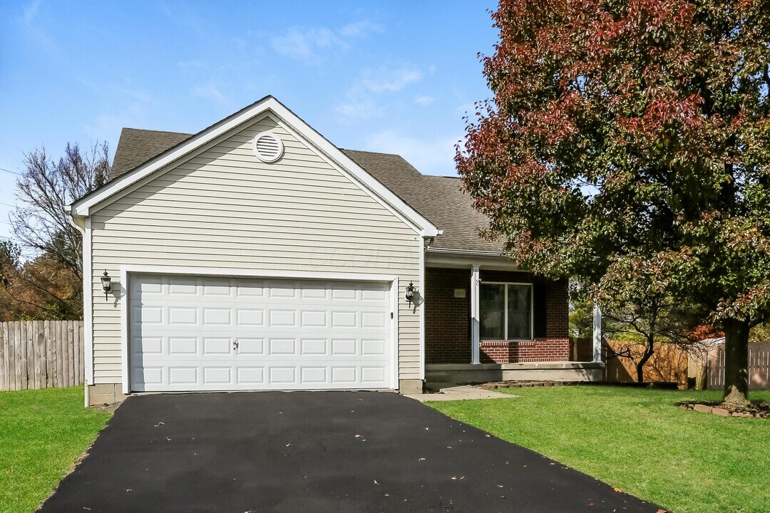 2025 Santuomo Ave in Grove City, OH - Building Photo