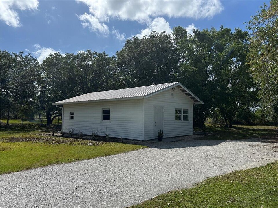 1950 Bern Creek Loop in Sarasota, FL - Building Photo