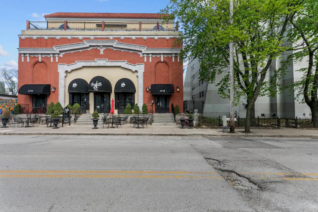 1715 Summit St in Kansas City, MO - Building Photo