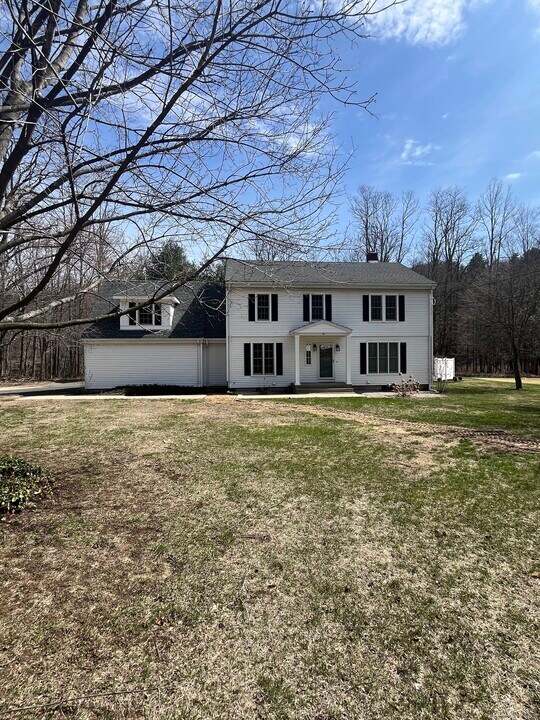 61 Arch St in Burlington, CT - Building Photo