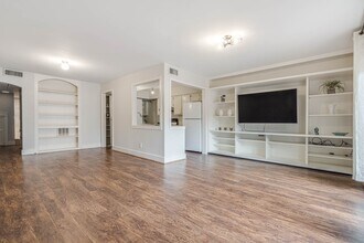 384 N Post Oak Ln in Houston, TX - Building Photo - Building Photo