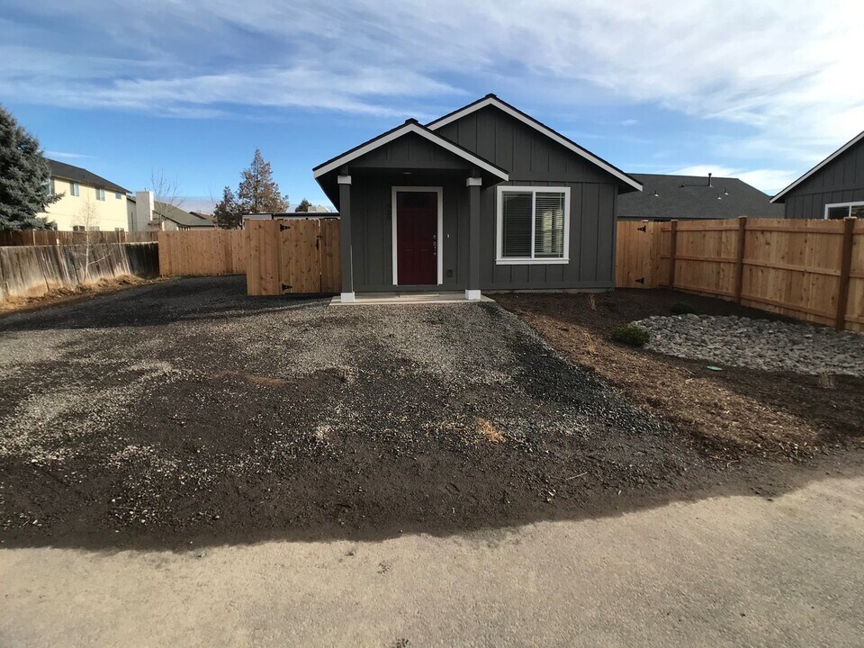 957 NW Oak Ave in Redmond, OR - Building Photo