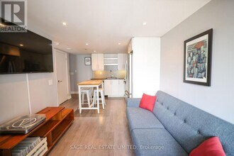 525 Adelaide St W in Toronto, ON - Building Photo - Building Photo