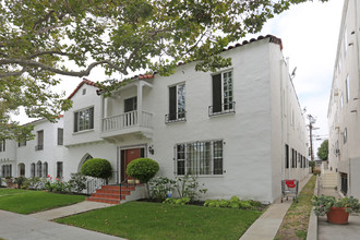 221 S Arnaz Dr in Beverly Hills, CA - Building Photo - Building Photo