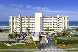 Ocean Walk Condominiums in Indian Harbour Beach, FL - Foto de edificio - Building Photo