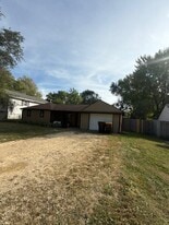 127 Winona Dr in Machesney Park, IL - Building Photo