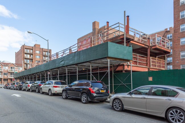 8650 Dongan Ave in Elmhurst, NY - Foto de edificio - Building Photo