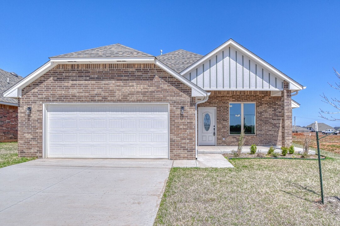 9305 Northwest 142nd Street in Yukon, OK - Building Photo