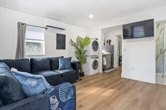 328 NE 57th St in Miami, FL - Building Photo - Building Photo
