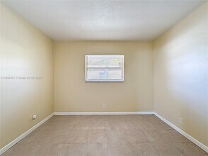 240 NW 40th Ct-Unit -1 in Oakland Park, FL - Building Photo - Building Photo