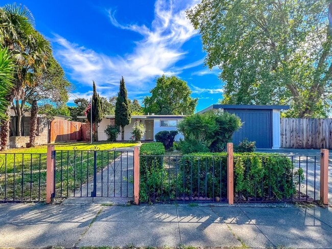 property at 263 Los Altos Pl