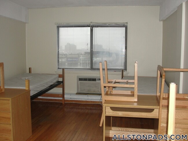 1110 Commonwealth Ave, Unit 312 in Boston, MA - Building Photo - Building Photo