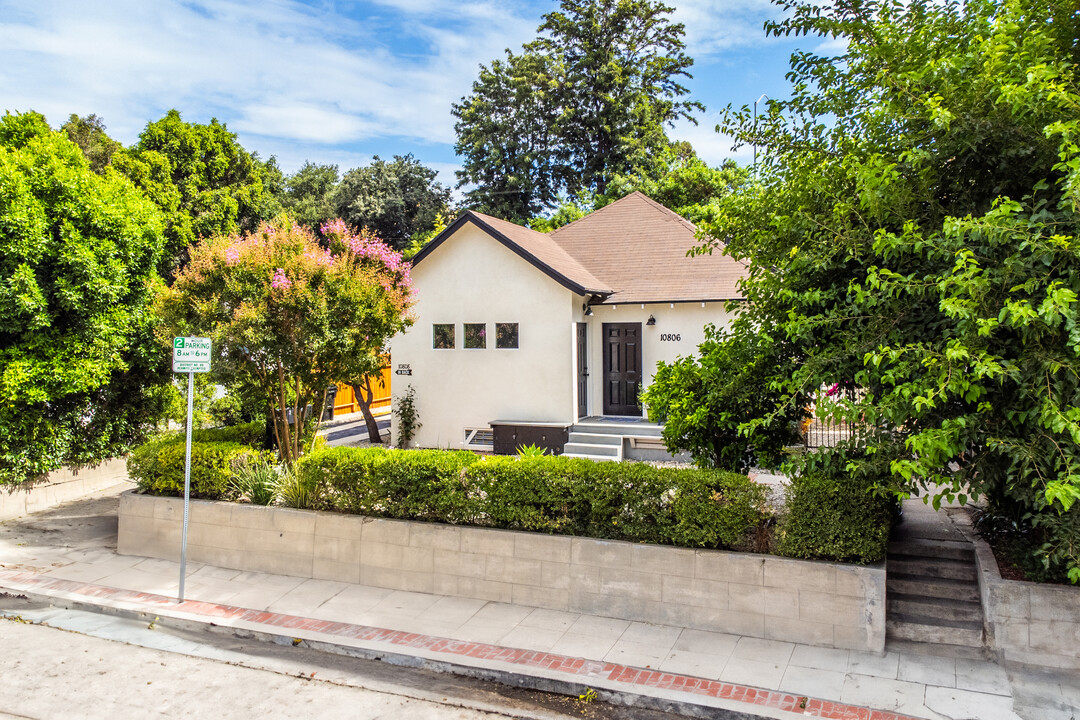 10806 Sarah St in North Hollywood, CA - Building Photo