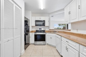 3417 NW 44th St in Lauderdale Lakes, FL - Building Photo - Building Photo