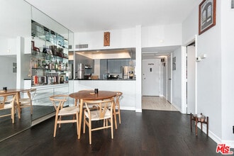 7135 Hollywood Blvd in Los Angeles, CA - Building Photo - Building Photo