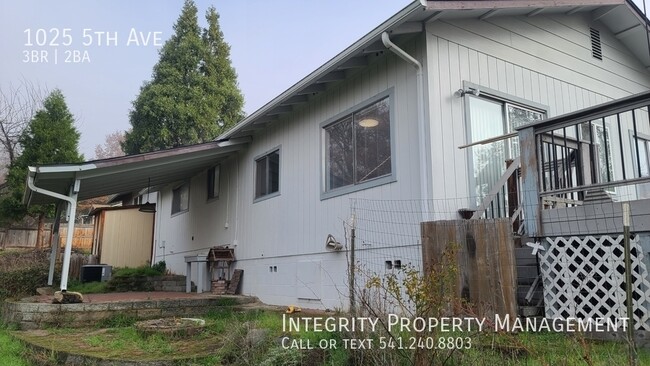 1025 5th Ave in Gold Hill, OR - Foto de edificio - Building Photo