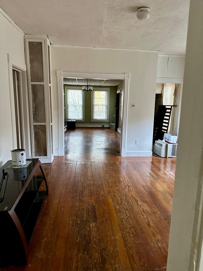 21 Morris St, Unit 3 Rooms. 1st Floor in Cohoes, NY - Building Photo - Building Photo