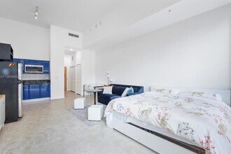 253 NE 2nd St, Unit 223 in Miami, FL - Foto de edificio - Building Photo