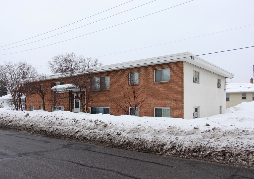 8311 Excelsior Blvd in Hopkins, MN - Foto de edificio