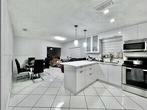 1430 W 42nd St in Hialeah, FL - Building Photo - Building Photo