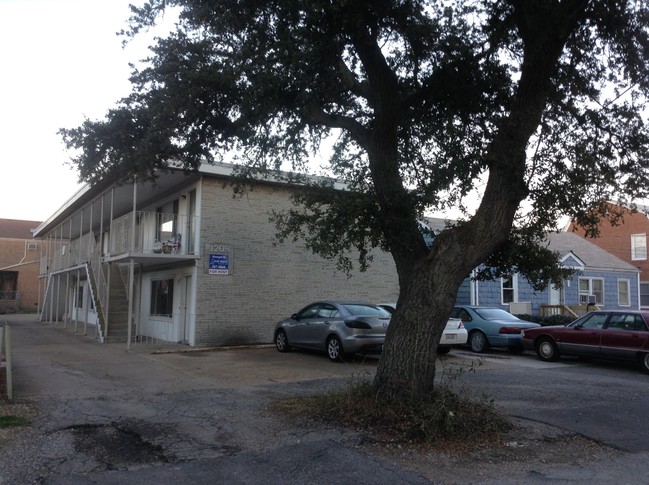 1208 Little Bay Ave in Norfolk, VA - Foto de edificio - Building Photo