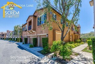 19424 Laroda Ln in Santa Clarita, CA - Building Photo
